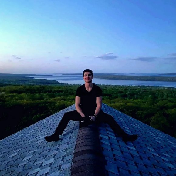 Meet your Posher, Carlos - Picture 1 of 1